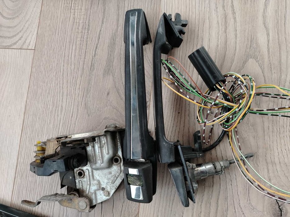 Части за мерцедес w124 купе салон подлаътник и др.