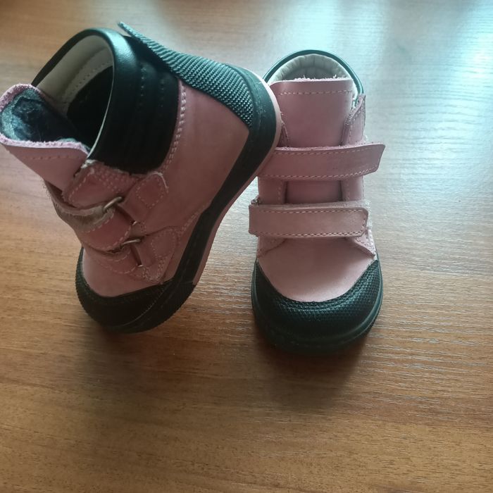 Продам детские ботинки