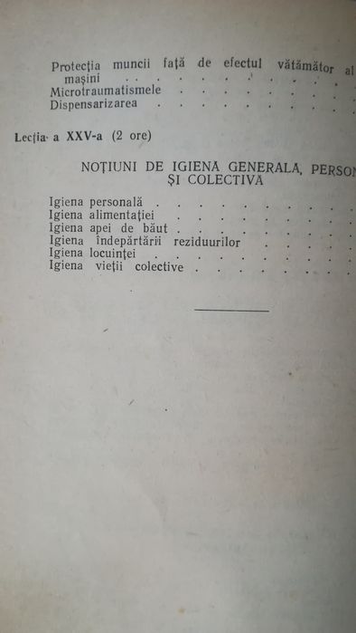 Manual pentru echipierii sanitari din orase. Crucea rosie 1959