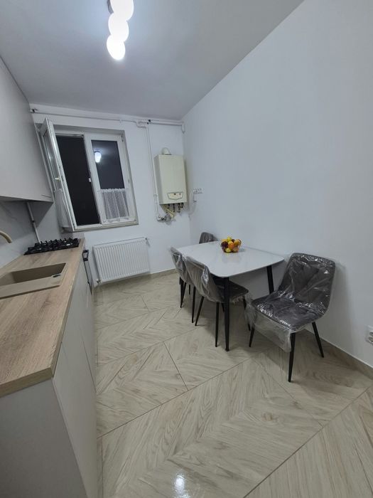 Închiriez apartament cu 2 camere