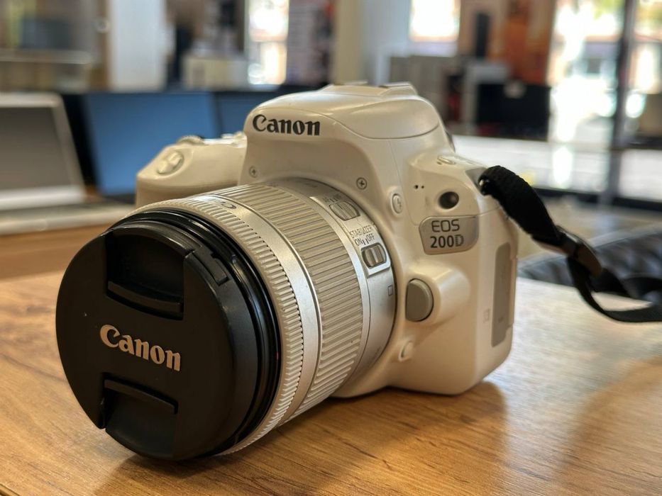 Canon   EOS 200D