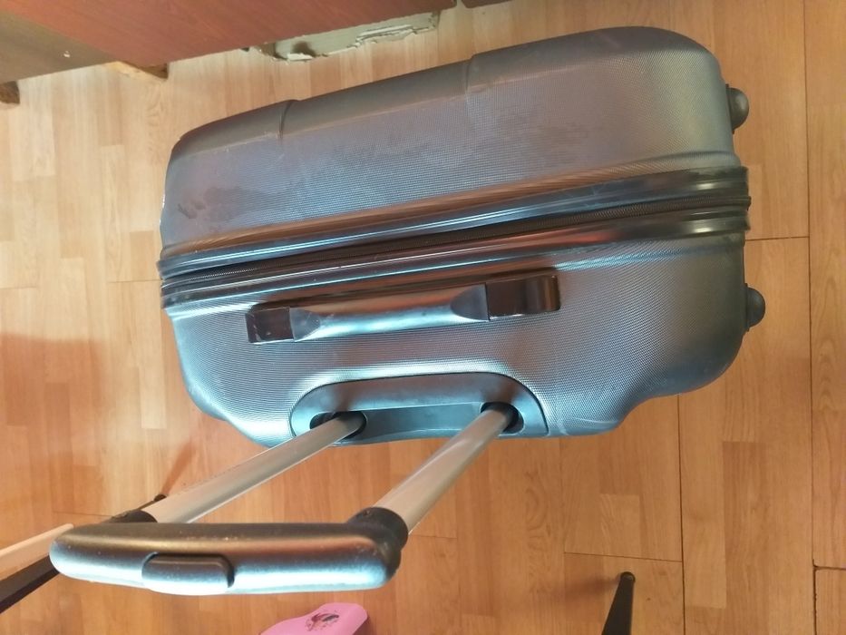 Продам чемодан большой