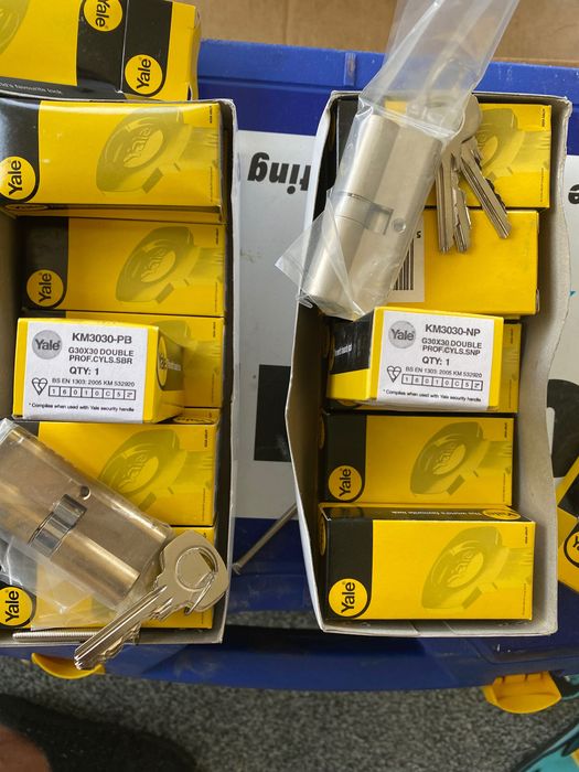 Butuci ușă yale km3030 bronz și nikel