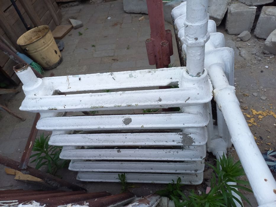 Продам чугуные батареи