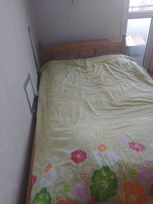 Дървено легло без подматрачна рамка, персон и половина