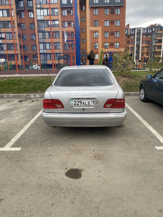 Продам мерседес 210