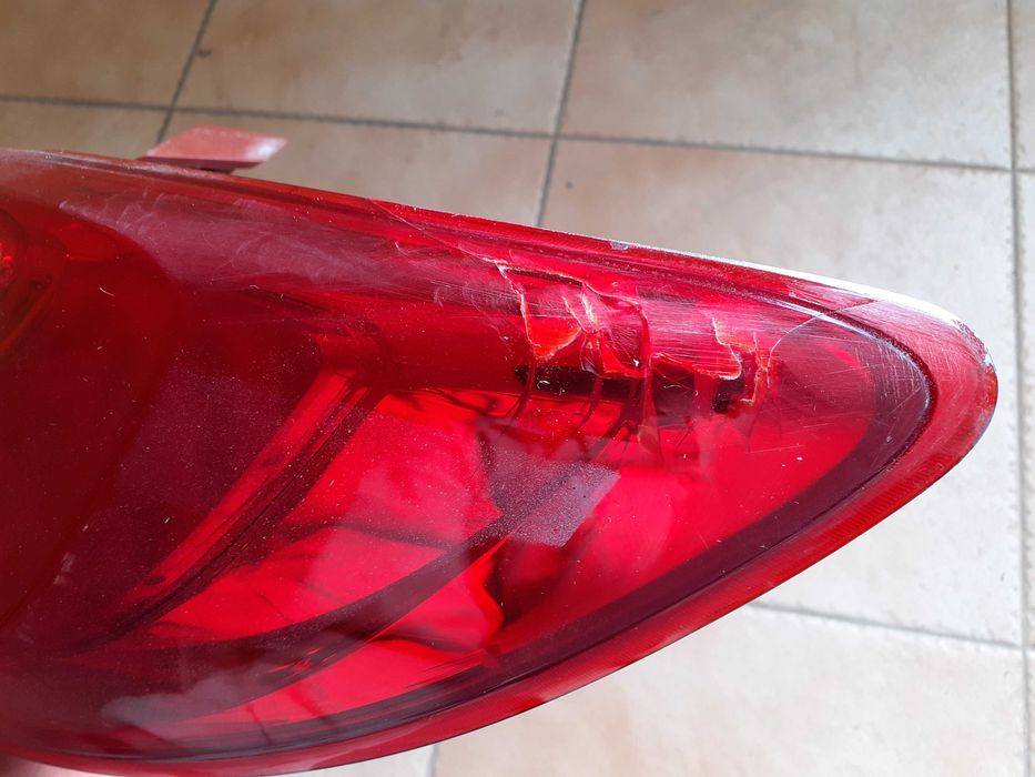 стоп заден десен за Мазда 2 леко спукан