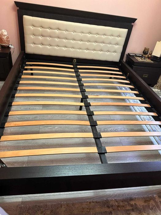 Vănd pat cu noptier, comodă și somieră