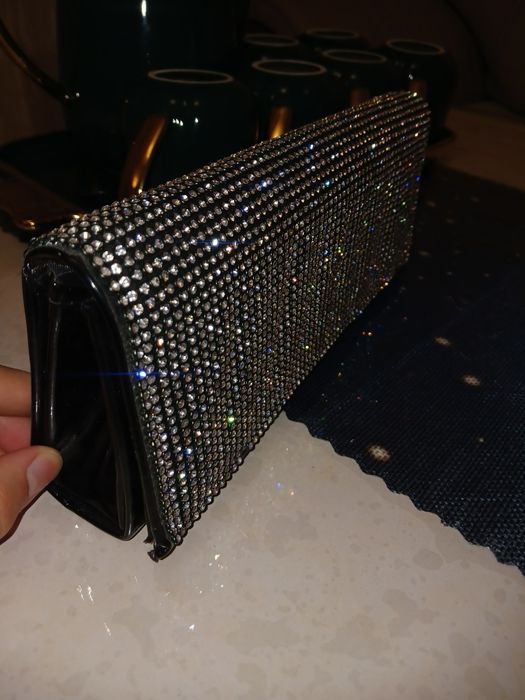 Вулгарный клатч украшенный стразами