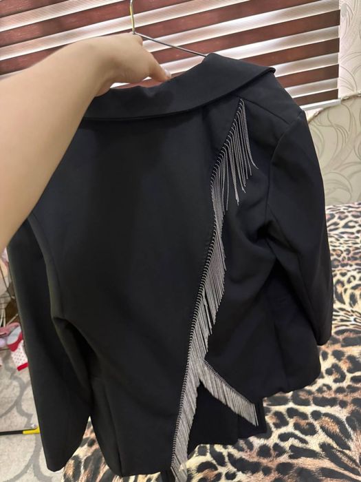 Продаётся стильный костюм: пиджак и брюки-кюлоты в отличном состоянии.