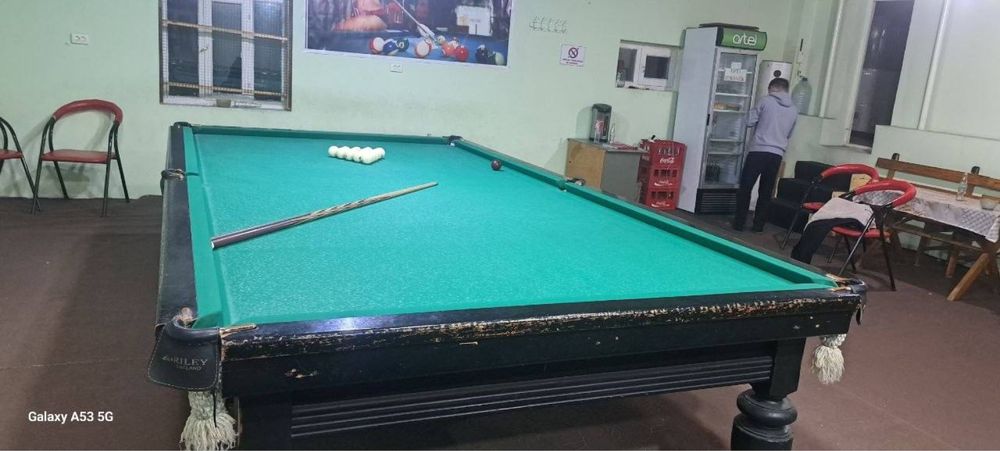Billiard stoli kiylari bilan