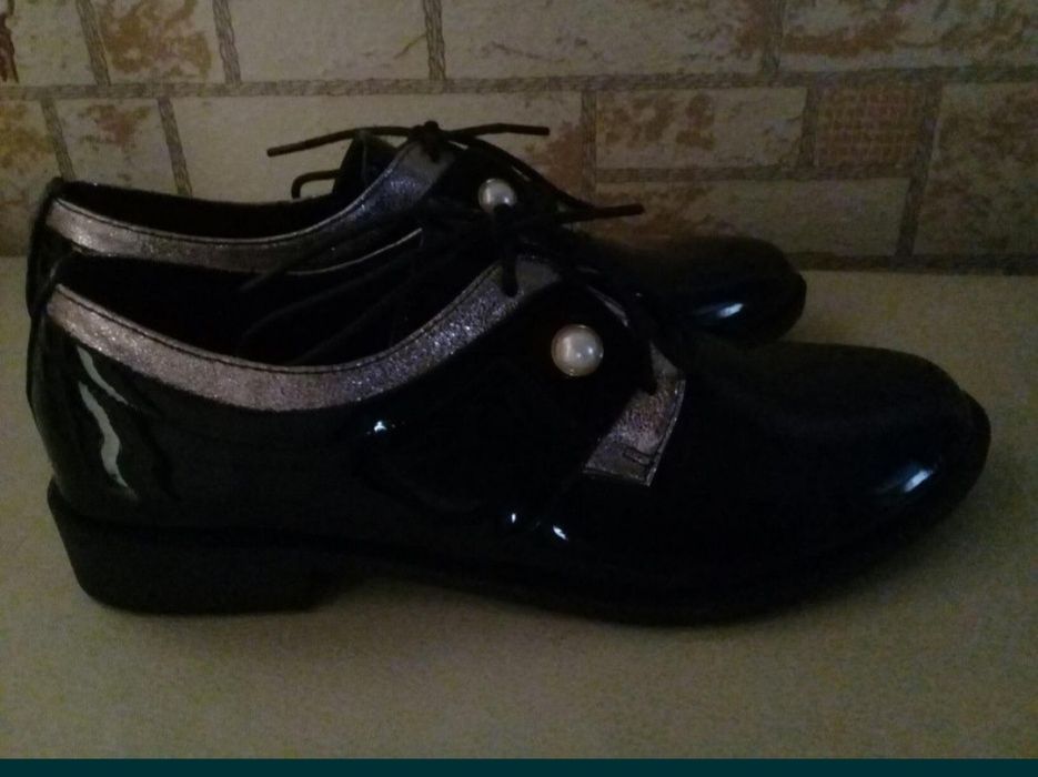 Продам женские ботинки