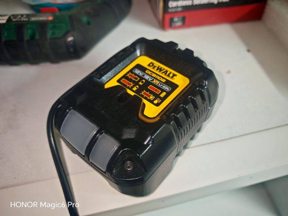 Акумулаторен винтоверт DeWALT ударен с 2 батерии и зарядно, 18 V, 1.7