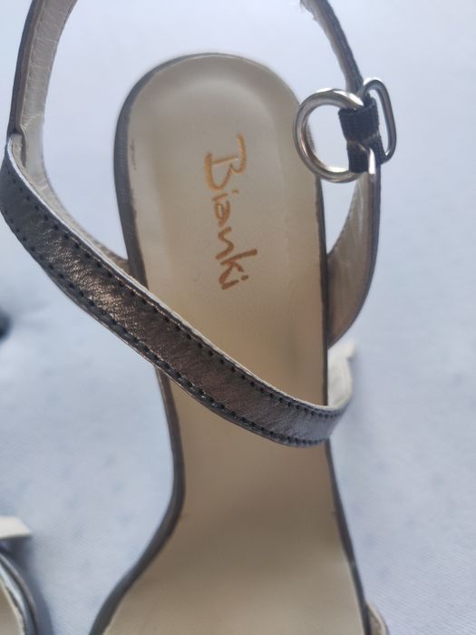 Елегантни сандали с ток