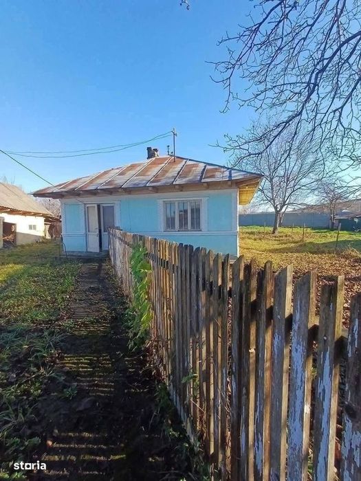 Casa de vanzare la 10 minute de Roman, teren de 1.225mp 33.800euro