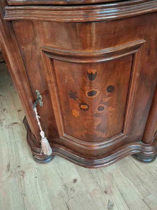 Дървен     скрин