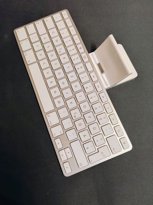 Tastatura APPLE A1359 cu dock IPad