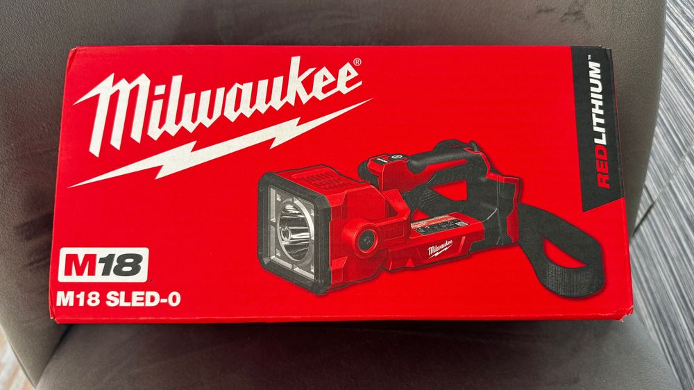 Запечатана акумулаторна лампа Milwaukee m18-SLED-0 3.0ан и зарядно