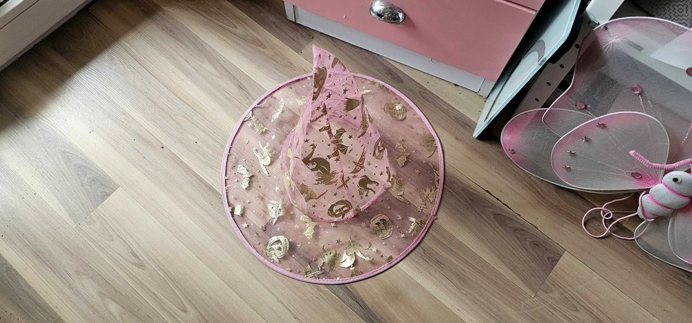 Продавам шапка и крила