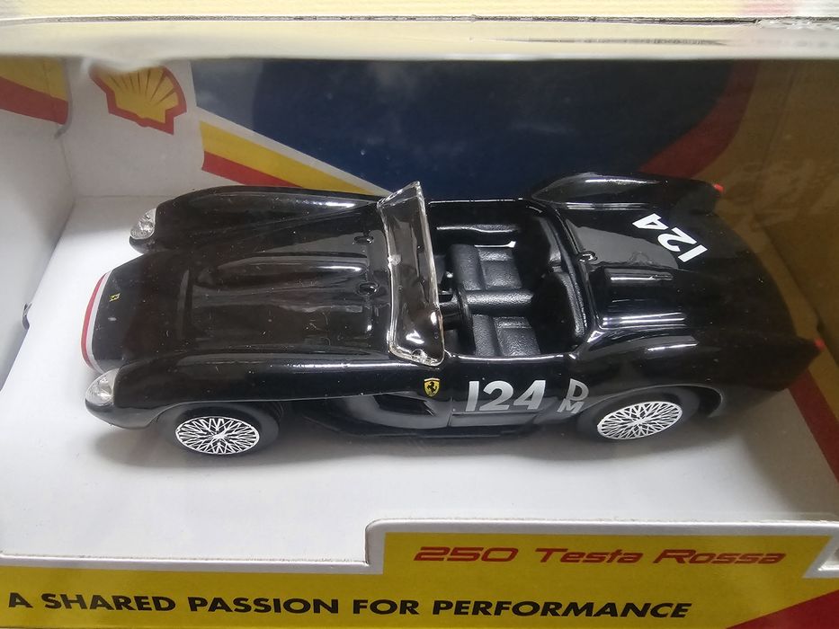Продавам 2 неотваряни колички Ferrari, Race & Play
