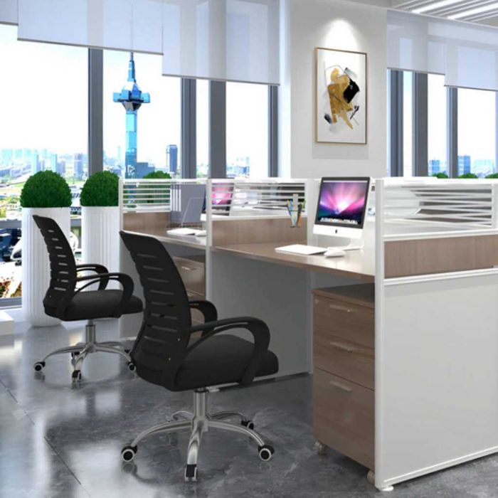 Въртящ се офис стол с регулируема височина и ергономични подлакътници