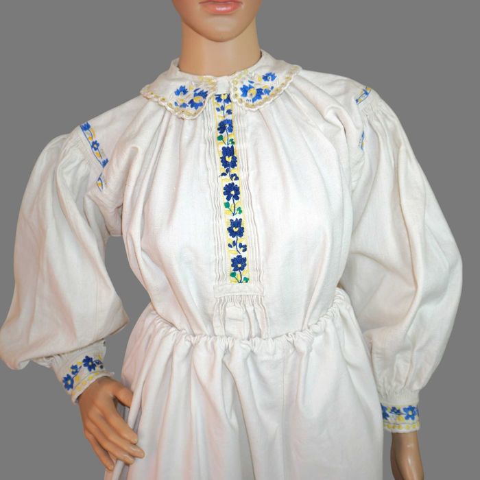 Spacel si poala , ie traditionala veche si poale panza de casa  M