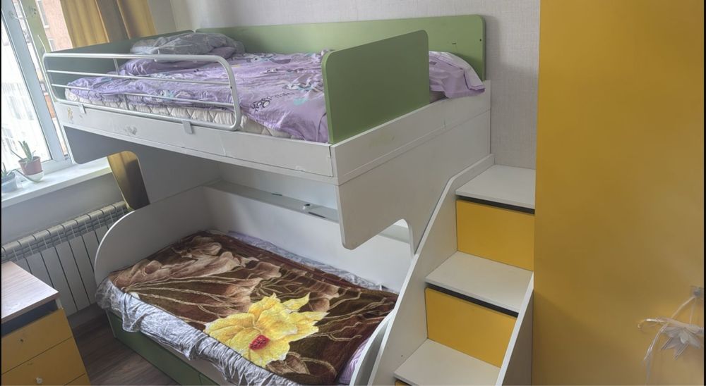 Детскй кравать двух ярусни  хороши састаяниа