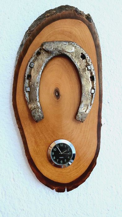 Подкова с часовник на дърво - ръчна изработка