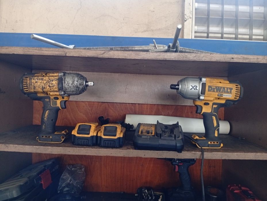 2 гайковерта DeWalt XR 18v с батерии, зарядна станция и документи