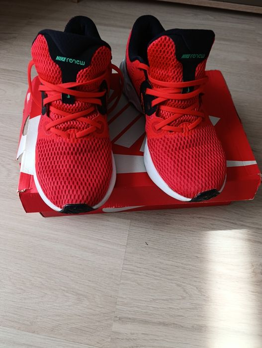 Vând Adidasi Nike
