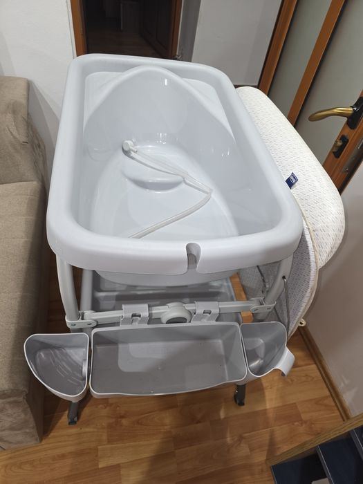 Masă de schimbat cu cadiță