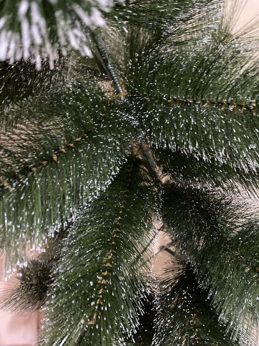 Безторг.   Новую  пышную  елку  гирляндой  игрушками  продам .