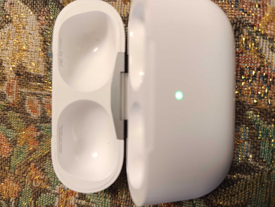 Продам кейс от Apple airpods pro, недорого
