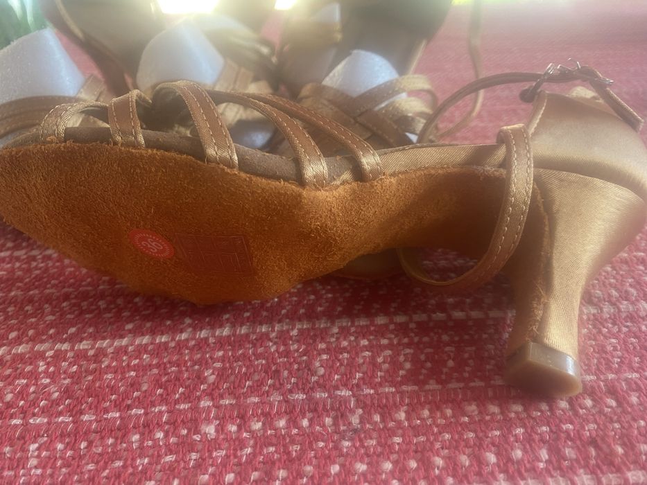 Обувки за спортни танци