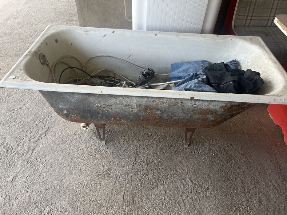 Чугунные ванна.