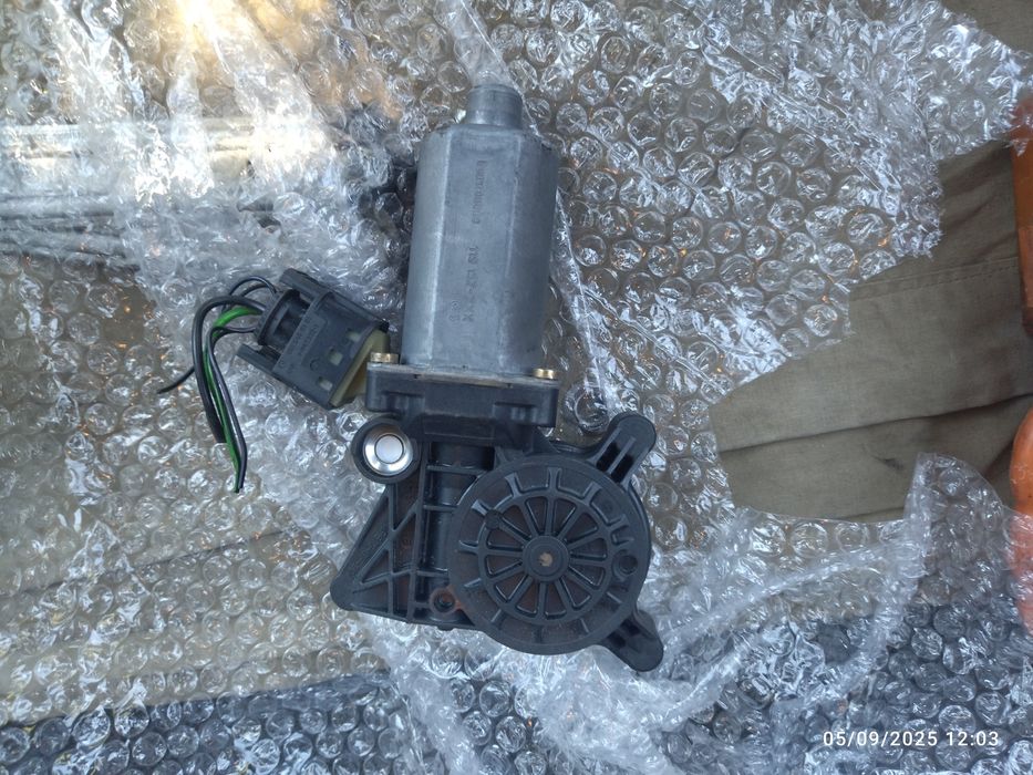 Машинка ел. стъкло предно ляво