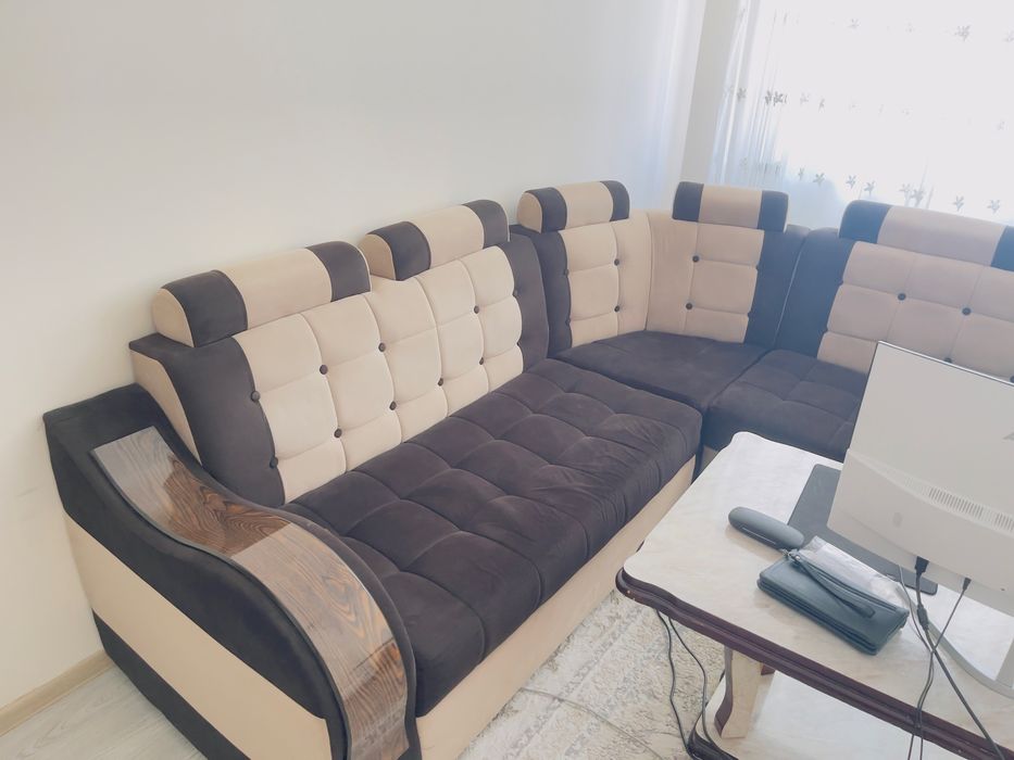 Диван для гостиноой со столешницой