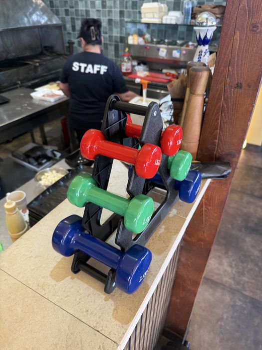 Set gantere+Suport 2x2,5 kg+2x1,5 kg+2x1 kg pret 150 lei