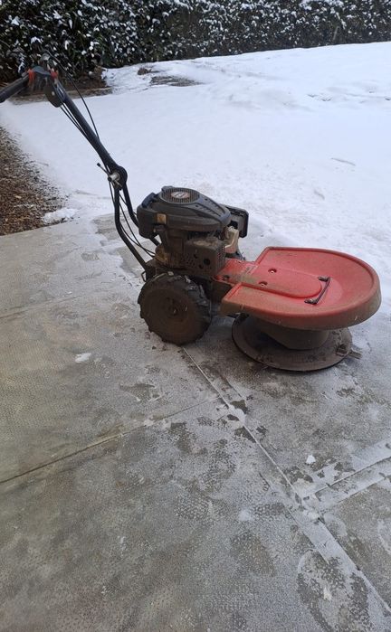 Vând cositoare rotativa cu  motor benzina