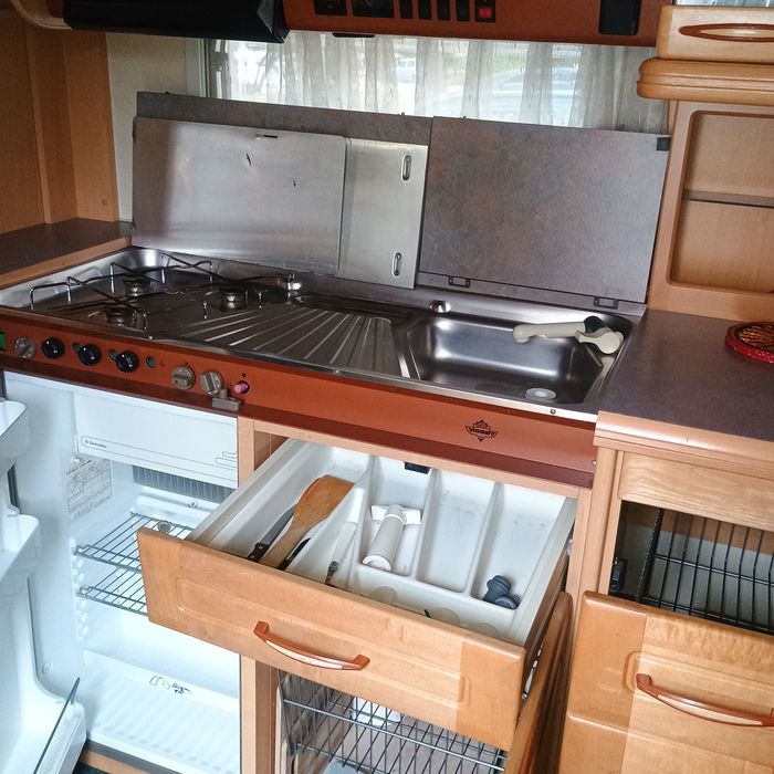 Продавам каравана марка хоби .