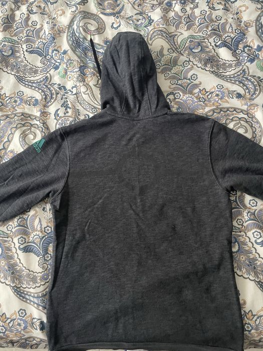 Продавам горнище Adidas и Playlife.