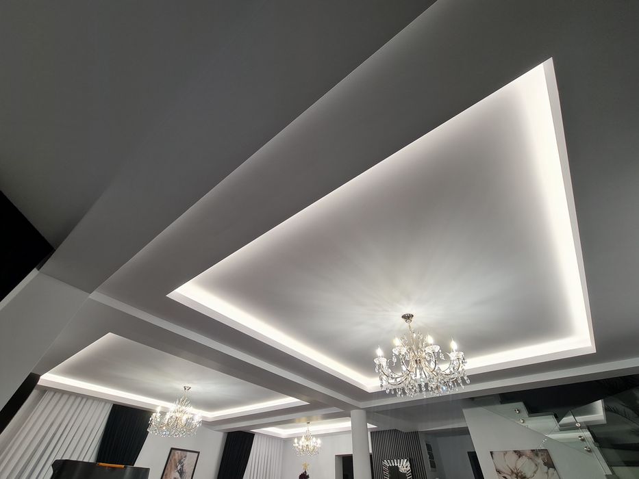 Electrician, montaj bandă LED profesional, iluminat modern și estetic