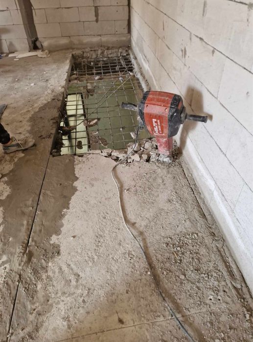 Demolari  •decopertari  gresie faianta•taieri beton• Transport Moloz•