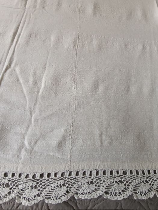 Голяма,  кенарена покривка за маса с ръчно плетена дант