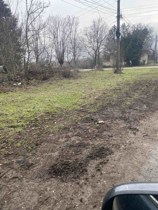 Продава се дворно място в регулация 2250 кв. м. На ъгъл - с. Селановци