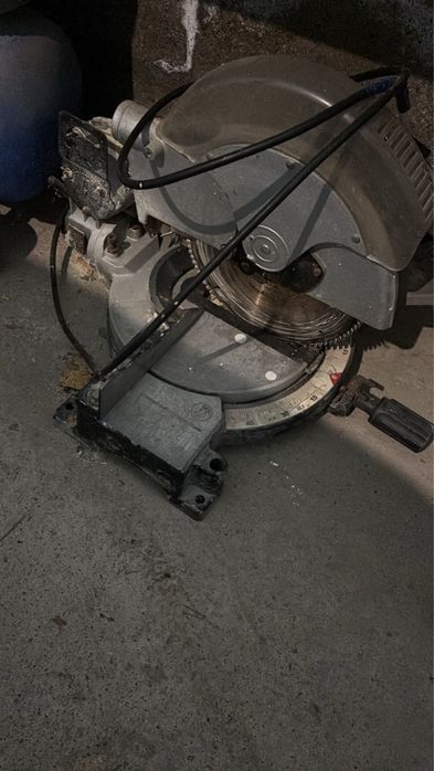 Торцовочная пила по дереву