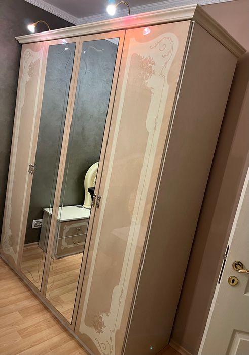 Спалня + нощни шкафчета + поматрачна  рамка + гардероб Италия 940 лв.