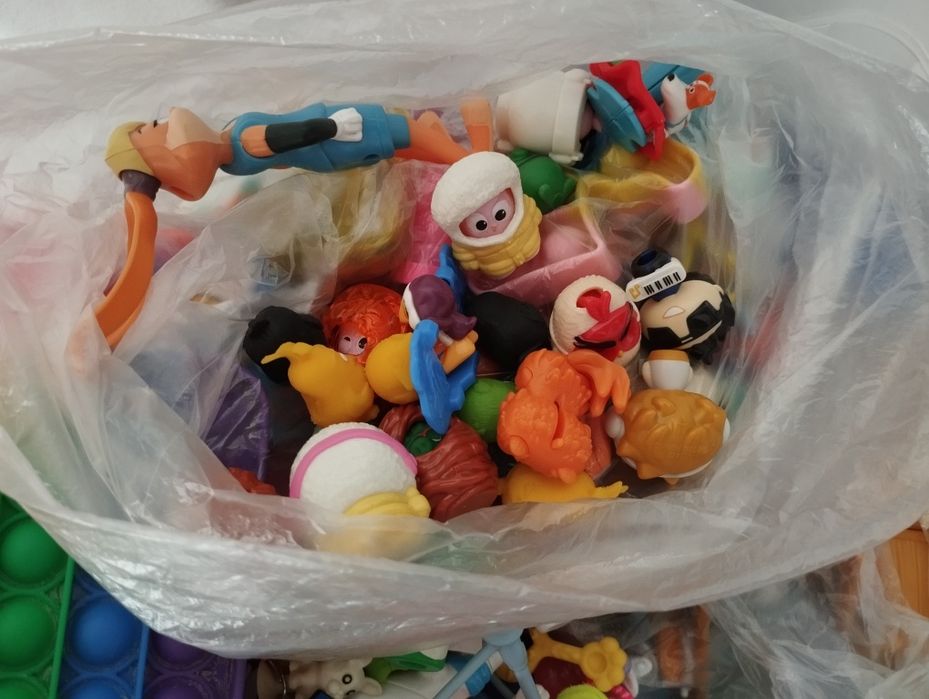 Играчки от яйца и много други разнообразни малки играчки