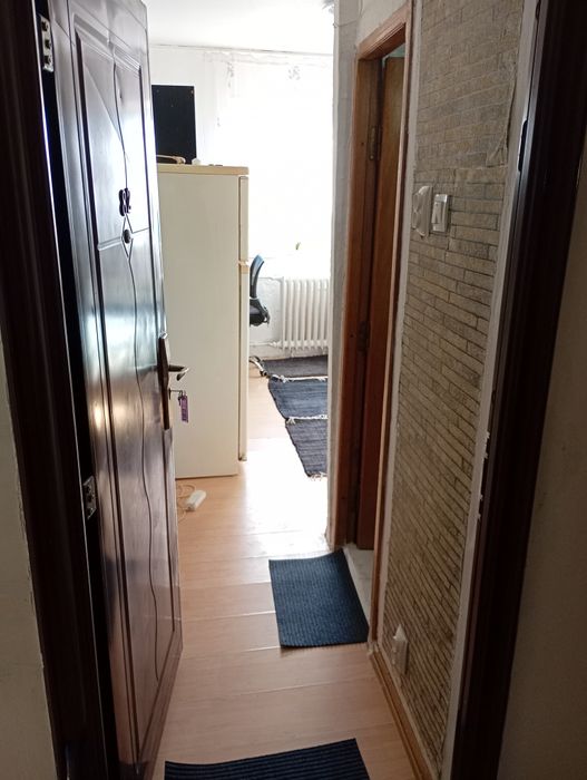Proprietar închiriez garsonieră central !!!