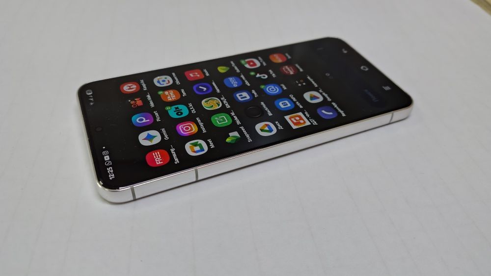 Продам Samsung s22